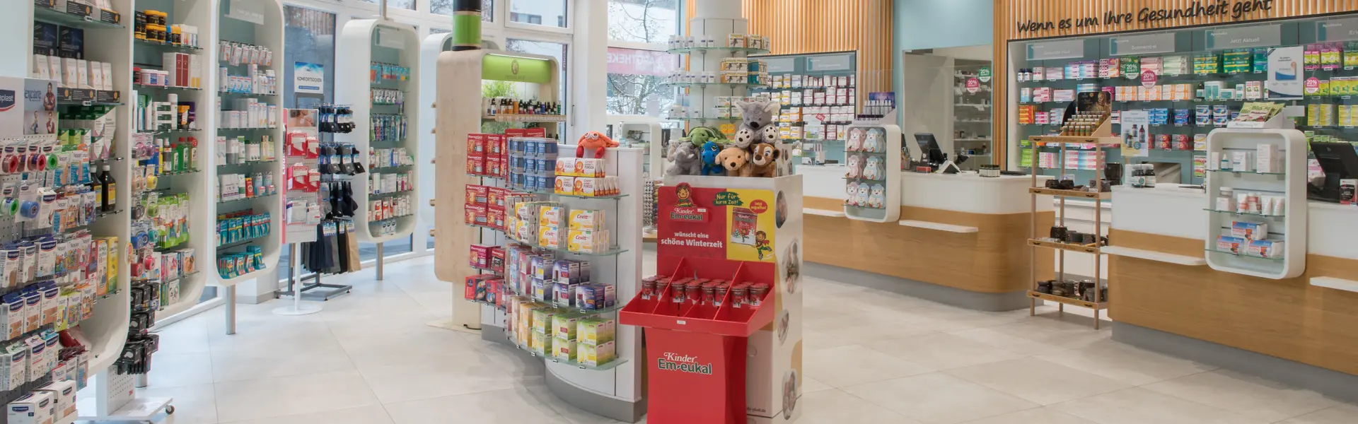 Moderner Verkaufsraum der Apotheke Kirchbichl mit Blick auf das Sortiment