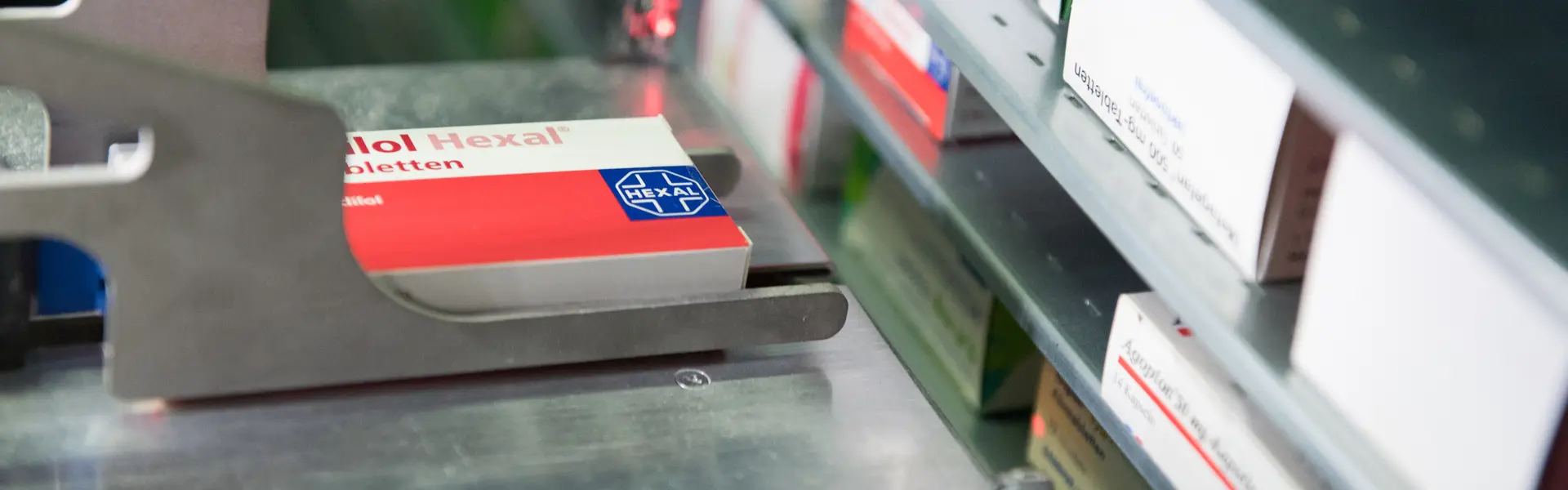 Der Ausgaberoboter der Apotheke Kirchbichl bei der Arbeit